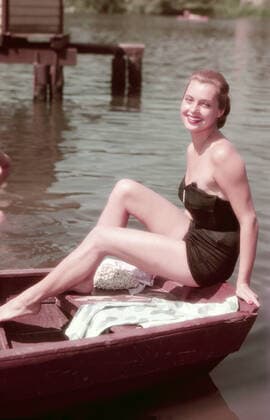 Nadja Tiller, österreichische Schauspielerin, in einem Boot auf einem Badesee, Deutschland 1957. Austrian actress Nadja Tiller in a boat on a lake, Germany 1957. Nur redaktionelle Nutzung. Editorial usage only. Copyright: ArthurxGrimm UnitedArchives82001126