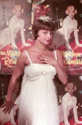 Nadja Tiller, österreichische Schauspielerin, vor dem Plakat zu ihrem Film Das Mädchen Rosemarie , Deutschland 1958. Austrian actress Nadja Tiller with a display of her movie Das Maedchen Rosemarie , Germany 1958. Nur redaktionelle Nutzung. Editorial usage only. Copyright: ArthurxGrimm UnitedArchives82001128