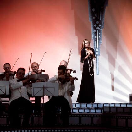 Die israelische Schauspielerin und Sängerin Daliah Lavi singt bei Max Greger: Musik! Musik! Musik! , ZDF, Deutschland 1976 . Israeli singer and actress Daliah Lavi performing on Max Greger: Musik! Musik! Musik! , ZDF, Deutschland 1976 Nur redaktionelle Nutzung. Editorial usage only. Copyright: ArthurxGrimm UnitedArchives82001271