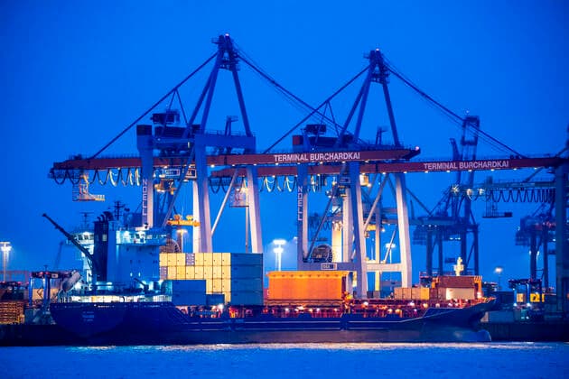 Hamburg, Hafen, Elbe, Kräne im Container Terminal Burchardkai, Container Frachter wird be- und entladen,