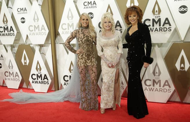 Bilder des Jahres 2019, Entertainment 11 November Entertainment Themen der Woche KW46 Entertainment Bilder des Tages Reba McEntire (R), Dolly Parton (C) and Carrie Underwood arrive for the 52nd Annual Country Music Association Awards at Bridgestone Arena in Nashville, Tennessee Wednesday, November 13, 2019.  NAP20191113510 JOHNxANGELILLO