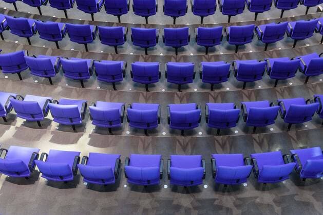 Sitzung des deutschen Bundestags Deutschland, Berlin - 14.11.2019: Im Bild sind leere Stühle im Plenarsaal während der Sitzung des deutschen Bundestags zu sehen. Berlin Bundestag Berlin Deutschland