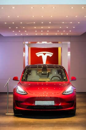 Tesla Model 3 in einem Autosalon des Autoherstellers Tesla in Berlin am 14. November 2019. Autohersteller Tesla will Gigafactory in Brandenburg bauen