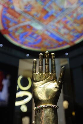 Bilder des Jahres 2019, Entertainment 11 November Entertainment Themen der Woche KW46 News Bilder des Tages 14.11.2019 LSA Landesamt für Archäologie und Denkmalpflege Sachsen-Anhalt Landesmuseum Vorgeschichtsmuseum Sonderaustellung Ringe der Macht Foto: in der Ausstellung - hier ein Armreliquiar copyright *** 14 11 2019 LSA Landesamt für Archäologie und Denkmalpflege Sachsen Anhalt Landesmuseum Vorgeschichtsmuseum Special exhibition Rings of Power Photo in the exhibition here an arm reliquary copyright