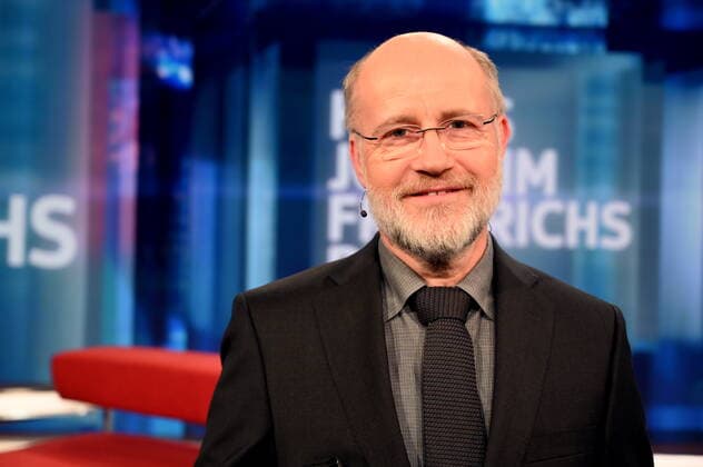 Der Journalist und Preisträger Harald Lesch posiert bei der Verleihung des Hanns-Joachim-Friedrichs-Preis für Fernsehjournalismus 2019 am 14.11.2019 in Köln Mit dem Preis werden jährlich einmal Fernsehjournalisten ausgezeichnet, die in ihrer Arbeit Herausragendes geleistet haben
