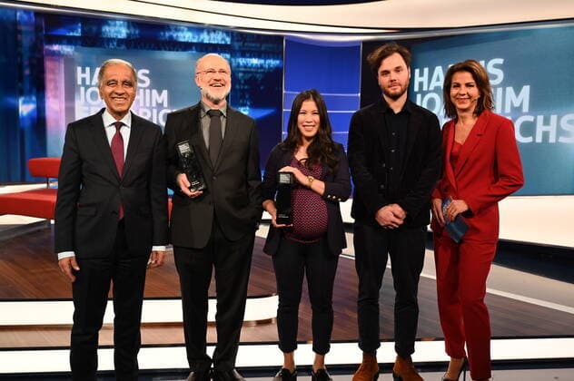 Meteorologe Mojib Latif. l-r, die Journalisten und Preisträger Harald Lesch, l-r, Mai Thi Nguyen Kim, Nachwuchspreisträger Jonas Weyrosta und Moderatorin Anja Bröker posieren bei der Verleihung des Hanns-Joachim-Friedrichs-Preis für Fernsehjournalismus 2019 am 14.11.2019 in Köln Mit dem Preis werden jährlich einmal Fernsehjournalisten ausgezeichnet, die in ihrer Arbeit Herausragendes geleistet haben