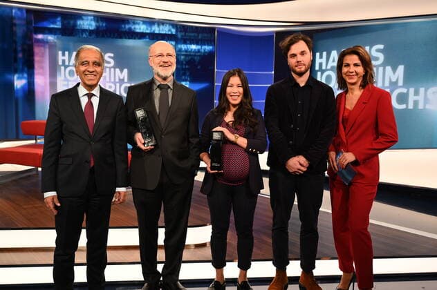 Meteorologe Mojib Latif. l-r, die Journalisten und Preisträger Harald Lesch, l-r, Mai Thi Nguyen Kim, Nachwuchspreisträger Jonas Weyrosta und Moderatorin Anja Bröker posieren bei der Verleihung des Hanns-Joachim-Friedrichs-Preis für Fernsehjournalismus 2019 am 14.11.2019 in Köln Mit dem Preis werden jährlich einmal Fernsehjournalisten ausgezeichnet, die in ihrer Arbeit Herausragendes geleistet haben