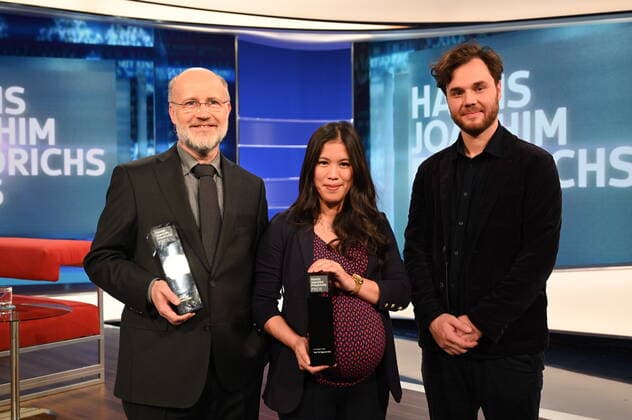 Die Journalisten und Preisträger Harald Lesch, l-r, Mai Thi Nguyen Kim und Nachwuchspreisträger Jonas Weyrosta posieren bei der Verleihung des Hanns-Joachim-Friedrichs-Preis für Fernsehjournalismus 2019 am 14.11.2019 in Köln Mit dem Preis werden jährlich einmal Fernsehjournalisten ausgezeichnet, die in ihrer Arbeit Herausragendes geleistet haben