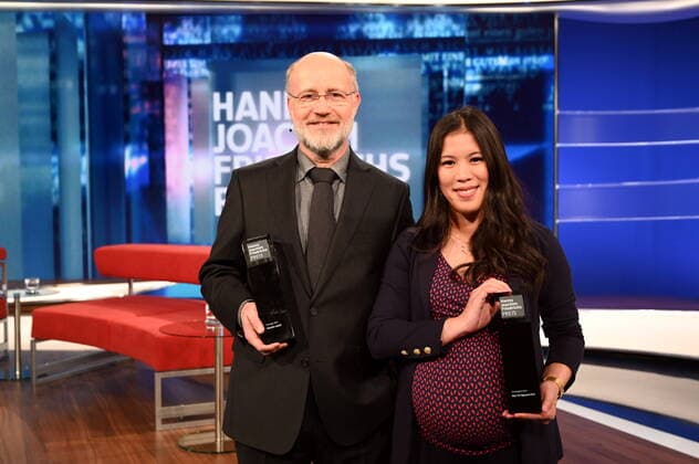 Entertainment Bilder des Tages Die Journalisten und Preisträger Harald Lesch, l-r, Mai Thi Nguyen Kim posieren bei der Verleihung des Hanns-Joachim-Friedrichs-Preis für Fernsehjournalismus 2019 am 14.11.2019 in Köln Mit dem Preis werden jährlich einmal Fernsehjournalisten ausgezeichnet, die in ihrer Arbeit Herausragendes geleistet haben