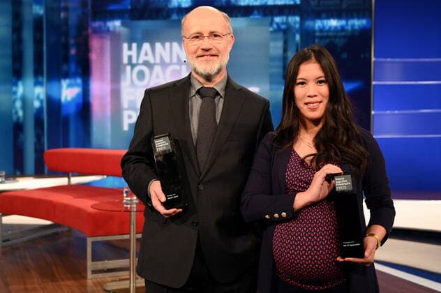 Die Journalisten und Preisträger Harald Lesch, l-r, Mai Thi Nguyen Kim posieren bei der Verleihung des Hanns-Joachim-Friedrichs-Preis für Fernsehjournalismus 2019 am 14.11.2019 in Köln Mit dem Preis werden jährlich einmal Fernsehjournalisten ausgezeichnet, die in ihrer Arbeit Herausragendes geleistet haben