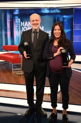 Die Journalisten und Preisträger Harald Lesch, l-r, Mai Thi Nguyen Kim posieren bei der Verleihung des Hanns-Joachim-Friedrichs-Preis für Fernsehjournalismus 2019 am 14.11.2019 in Köln Mit dem Preis werden jährlich einmal Fernsehjournalisten ausgezeichnet, die in ihrer Arbeit Herausragendes geleistet haben