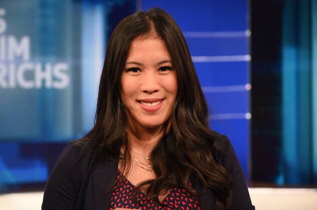 Die Moderatorin und Preisträgerin Mai Thi Nguyen Kim posiert bei der Verleihung des Hanns-Joachim-Friedrichs-Preis für Fernsehjournalismus 2019 am 14.11.2019 in Köln Mit dem Preis werden jährlich einmal Fernsehjournalisten ausgezeichnet, die in ihrer Arbeit Herausragendes geleistet haben