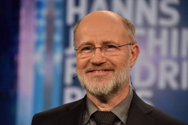 Der Journalist und Preisträger Harald Lesch posiert bei der Verleihung des Hanns-Joachim-Friedrichs-Preis für Fernsehjournalismus 2019 am 14.11.2019 in Köln Mit dem Preis werden jährlich einmal Fernsehjournalisten ausgezeichnet, die in ihrer Arbeit Herausragendes geleistet haben