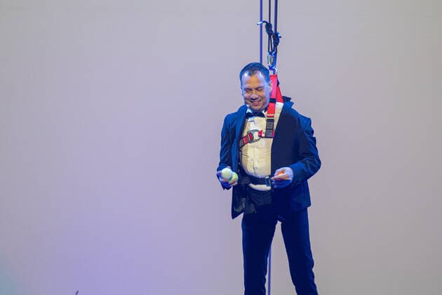 Bilder des Jahres 2019, Entertainment 11 November Entertainment Themen der Woche KW46 Sebastian Fitzek live in Concert Weltpremiere - Bestsellerautor Sebastian Fitzek auf Soundtrack-Leseshow mit klassischem Ensemble Sebastian Fitzek. 20 Städte. 20 Kreative hinter sowie 7 Musiker auf der Bühne und 1 Thriller live in Concert. In einer einzigartigen Show bringt Fitzek bei der Vorstellung seines neuesten Werkes den passenden Soundtrack gleich mit. Die elektronische Liveband Buffer Underrun und ein klassisches Ensemble sorgen für ein Klangwunder mit wabernden Bässen, verzerrten Synthesizern, großem Flügel und eleganten Streichinstrumenten. Fitzeks Lesung 3.0 ein unvergessliches Erlebnis. Und natürlich gibt es zu dieser Show auch einen neuen Thriller von Sebastian Fitzek: Das Geschenk . Erfurter Herbstlese 2019 - Träume sind Schäume - Erfurt 14.11.2019 Foto: Holger John, Erfurt Thüringen Deutsch