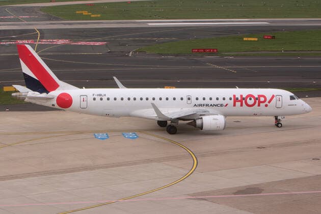 Embraer EMB 190 Regionaljet der Air France KLM Konzerntochter HOP! mit Registrierung F-HBLH rollt zum Gate am Flughafen Düsseldorf, Nordrhein Westfalen, Deutschland