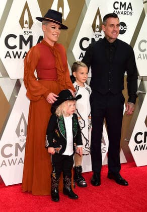 13 November 2019 - Nashville, Tennessee - Jameson Hart, Willow Hart, P!nk and Carey Hart. 53rd Annual CMA Awards, Country Music s Biggest Night, held at Music City Center. Photo Copyright: xLauraxFarrx