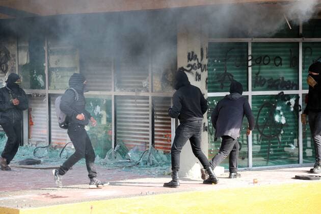 November 14, 2019: EUM20191114SOC31.JPG.CIUDAD DE MEXICO. ProtestProtesta-UNAM.- 14 de noviembre de 2019. Aspectos de los actos vandalicos que realizaron jovenes encapuchados luego de la protesta en la Torre de Rectoria, en Ciudad Universitaria, por el acoso y la violencia sexual de la que son victimas las estudiantes. Foto: Agencia EL UNIVERSALSilvana FloresEELG Copyright: xElxUniversalx