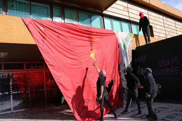 November 14, 2019: EUM20191114SOC30.JPG.CIUDAD DE MEXICO. ProtestProtesta-UNAM.- 14 de noviembre de 2019. Aspectos de los actos vandalicos que realizaron jovenes encapuchados luego de la protesta en la Torre de Rectoria, en Ciudad Universitaria, por el acoso y la violencia sexual de la que son victimas las estudiantes. Foto: Agencia EL UNIVERSALSilvana FloresEELG Copyright: xElxUniversalx