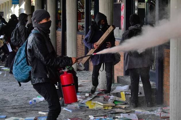 November 14, 2019: EUM20191114SOC13.JPG.CIUDAD DE MEXICO. ProtestProtesta-UNAM.- 14 de noviembre de 2019. Aspectos de los actos vandalicos que realizaron jovenes encapuchados a la par de la protesta en la Torre de Rectoria, en Ciudad Universitaria, por el acoso y la violencia sexual de la que son victimas las estudiantes. Foto: Agencia EL UNIVERSALHugo GarciaEELG Copyright: xElxUniversalx