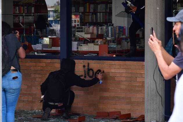 November 14, 2019: EUM20191114SOC15.JPG.CIUDAD DE MEXICO. ProtestProtesta-UNAM.- 14 de noviembre de 2019. Aspectos de los actos vandalicos que realizaron jovenes encapuchados a la par de la protesta en la Torre de Rectoria, en Ciudad Universitaria, por el acoso y la violencia sexual de la que son victimas las estudiantes. En la imagen los destrozos en una de las librerias de la UNAM. Foto: Agencia EL UNIVERSALHugo GarciaEELG Copyright: xElxUniversalx