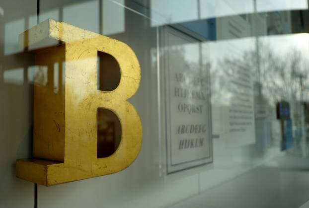 Leipzig. 13 NOV 2019. Dickes goldenes B. Detail in: Deutsches Buch- und Schriftmuseum der Deutschen Nationalbibliothek. 1884 als Deutsches Buchgewerbemuseum in Leipzig gegründet. Dauerausstellung: Zeichen - Bücher - Netze: Von der Keilschrift zum Binärcode. LEIPZIG. Deutsches Buch- und Schriftmuseum. *** Leipzig 13 NOV 2019 Thick golden B detail in German Book and Writing Museum of the German National Library 1884 founded as German Book Trade Museum in Leipzig permanent exhibition signs books networks from cuneiform script to binary code LEIPZIG German Book and Writing Museum Copyright: Priller&MAUG PRM223700X