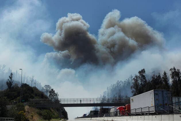 Bilder des Jahres 2019, News 11 November News Themen der Woche KW46 News Bilder des Tages Valparaiso, 14 de noviembre de 2019. Incendio forestal en ruta 68, Valparaiso Sebastian Cisternas Aton Chile., Valparaiso Chile Aton_371596 *** Valparaiso, 14 November 2019 Forest fire on route 68, Valparaiso Sebastian Cisternas Aton Chile , Valparaiso Chile Aton 371596  Copyright: SEBASTIANxCISTERNAS ATONxCHILE.