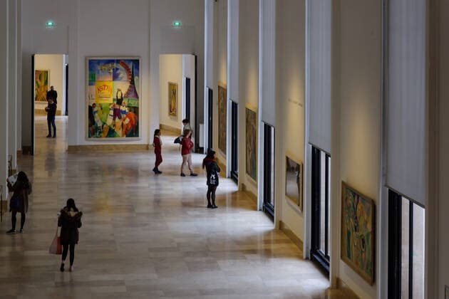 Architektur von Lacaton & Vassal Das Palais de Tokyo ist ein von der französischen Regierung und der Stadt Paris unter der Bezeichnung Palais des Musees d™art moderne initiiertes und von den Architekten Jean-Claude Dondel, Andre Aubert, Paul Viard und Marcel Dastugue im Jahr 1937 vollendetes Museums- und Ausstellungsgebäude für moderne Kunst am rechten Ufer (Rive Droite) der Seine in Paris (16. Arrdt.). Das neoklassizistische Gebäude gliedert sich auf in zwei Hauptflügel, die in der Mitte durch einen Hof mit einem dreiseitigen Portikus verbunden sind. Es wurde am 24. Mai 1937 anlässlich der Eröffnung der Pariser Weltausstellung von dem französischen Staatspräsidenten Albert Lebrun eingeweiht. Namensgebend war die damals zwischen dem Gebäude und der Seine verlaufende Avenue de Tokio (seit 1945 Avenue de New York). *** The Palais de Tokyo is a modern museum a