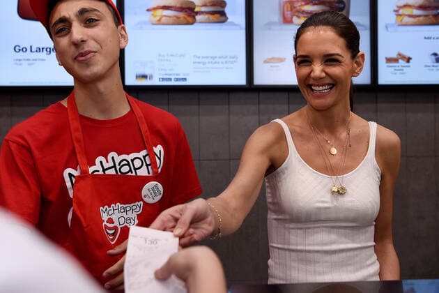 Bilder des Jahres 2019, Entertainment 11 November Entertainment Themen der Woche KW46 KATIE HOLMES SYDNEY VISIT, American actor Katie Holmes (right) is seen serving customers during a visit to a McDonalds restaurant in Haberfield, in Sydney, Saturday, November 16, 2019. Katie Homes is in Australia as part of her role as a McHappy Day Ambassador. ( NO ARCHIVING, EDITORIAL USE ONLY, NO USE IN BOOKS WITHOUT CONSENT SYDNEY NSW AUSTRALIA  Copyright: xBIANCAxDExMARCHIx 20191116001433013016