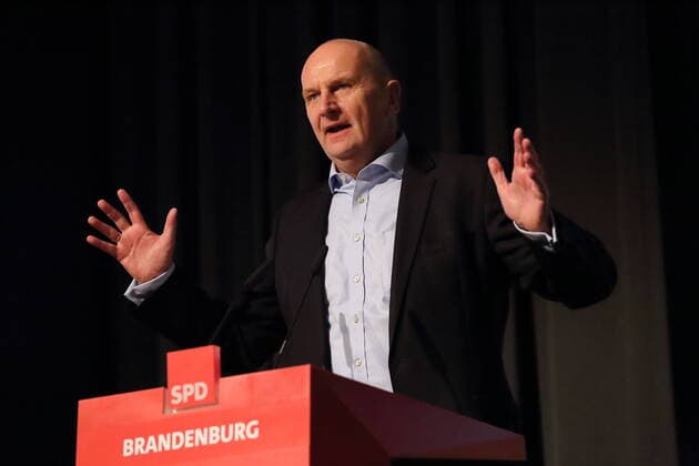 Dietmar Woidke (Ministerpräsident und Landesvorsitzender) spricht auf dem außerordentlichen Landesparteitag der Brandenburger SPD zur Abstimmung über den Koalitionsvertrag mit CDU und Bündnis 90 Die Grünen, Potsdam, 15. November 2019. Außerordentlicher Landesparteitag der SPD Brandenburg