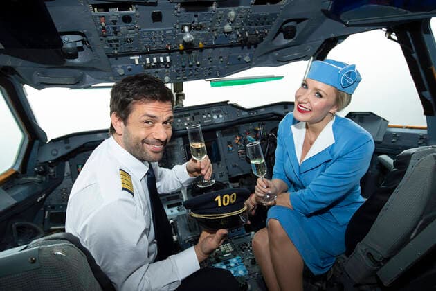 Schauspieler Kai SCHUMANN spielt die Rolle des Kriminalkommisar Nikolas Heldt, Schauspielerin Janine KUNZE spielt die Rolle der Staatsanwaeltin Ellen Bannenberg, stossen im Cockpit eines Flugzeugs mit einem Glas Sekt auf die 100. Folge der Serie Heldt Fototermin anlaesslich der 100. Folge HELDT im ZDF, am Set in Koeln, 13.11.2019, *** Actor Kai SCHUMANN plays the role of detective Nikolas Heldt, actress Janine KUNZE plays the role of public prosecutor Ellen Bannenberg, in the cockpit of an airplane with a glass of sparkling wine she encounters the 100 episodes of the series Heldt Fototermin on the occasion of the 100 episode HELDT on ZDF, on set in Cologne, 13 11 2019,
