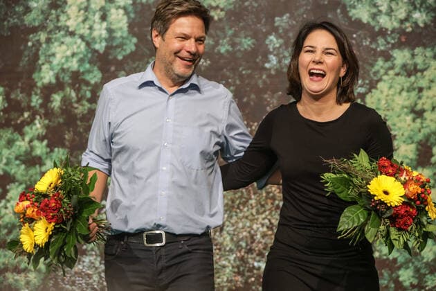 Bilder des Jahres 2019, News 11 November News Themen der Woche KW46 News Bilder des Tages DEU, Deutschland, Nordrhein-Westfalen, Bielefeld, 16.11.2019: Bundesdelegiertenkonferenz, Bündnis 90 Die Grünen. Wahlen zum Amt der Bundesvorsitzenden. Annalena Baerbock, Bundesvorsitzende und Robert Habeck, Bundesvorsitzender wurden als Bundesvorsitzende wieder gewählt. *** DEU, Germany, North Rhine-Westphalia, Bielefeld, 16 11 2019 Federal Delegates Conference, Bündnis 90 The Green Elections to the Office of the Federal Presidents Annalena Baerbock, Federal President and Robert Habeck, Federal Presidents re-elected as Federal Presidents