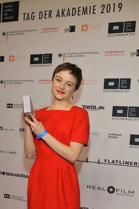 Preisverleihung der DAFF 2019 Lena Urzendowsky, Preistraegerin Schauspielerin Nebenrolle Preisverleihung der Deutschen Akademie für Fernsehen 2019 im Kino Babylon in Berlin am 16.11.2019