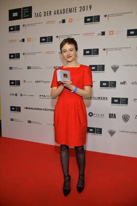Preisverleihung der DAFF 2019 Lena Urzendowsky, Preistraegerin Schauspielerin Nebenrolle Ankunft zur Preisverleihung der Deutschen Akademie für Fernsehen 2019 im Kino Babylon in Berlin am 16.11.2019