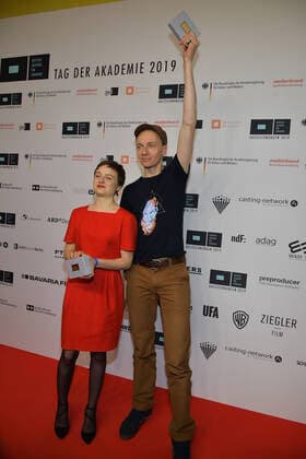 Preisverleihung der DAFF 2019 Lena Urzendowsky, Preistraegerin Schauspielerin Nebenrolle, Dietrich Brueggemann, Preistraeger Regie (Tatort: Murot und das Murmeltier) Ankunft zur Preisverleihung der Deutschen Akademie für Fernsehen 2019 im Kino Babylon in Berlin am 16.11.2019