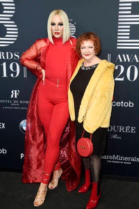 Marvyn Macnificent mit Mutter beim 4. Place To B Award 2019 im Axel Springer SE Verlagshaus. Berlin, 16.11.2019