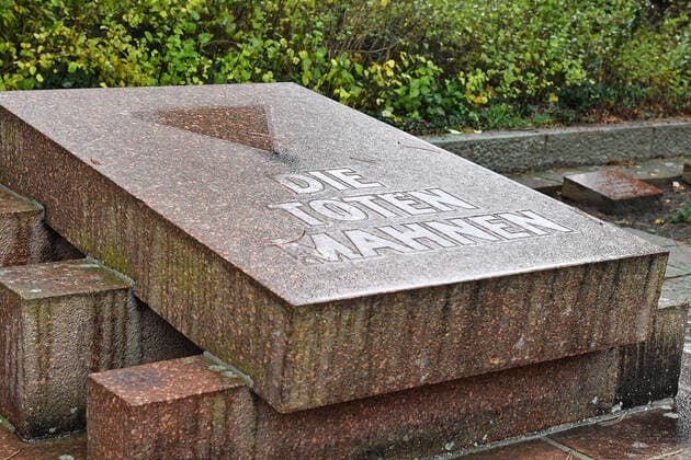 Volkstrauertag 17.11.2019 Volkstrauertag, hier auf dem Friedhof 3 und dem Ehrenfriedhof von Dessau. Mit einer öffentlichen Gedenkstunde zum Volkstrauertag wurde am Sonntag, dem 17. November 2019, um 11.30 Uhr, auf dem Dessauer Friedhof III an die Toten beider Weltkriege und an alle Opfer von Krieg und Gewalt weltweit gedacht. Die Zeremonie begann an den Gräbern der russischen Soldaten wurde fortgesetzt an den Gräbern für Kinder und Frauen sowie an der Ehrenanlage für die Opfer des Naziregimes. Nach einem musikalischen Auftakt hatten Oberbürgermeister Peter Kuras und Vertreter der evangelischen und katholischen Kircheanlässlich des Gedenktages Ansprachen gehalten. Im Anschluß wurden gemeinsam mit Stadträtinnen und Stadträten Kränze und Gebinde auch auf dem Ehrenfriedhof (gegenüberliegende Friedhofseite) niedergelegt. Dessau-Rossl