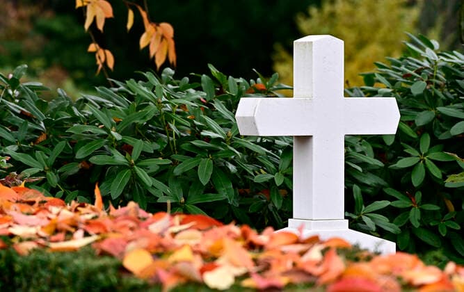 Der Totensonntag oder Ewigkeitssonntag ist in den evangelischen Kirchen in Deutschland und der Schweiz ein Gedenktag für die Verstorbenen.Totensonntag ist ein gesetzlicher Feiertag. Trauer,Gedenken an die Toten und Verstorbenen,Friedhof,Grableuchten,Kerzen,Gräber,Grabsteine,Grabschmuck,Grabgestecke,fotografiert am 17.11.2019. Â *** The Sunday of the Dead or Eternity Sunday is in the Protestant churches in Germany and Switzerland a commemoration day for the deceased Sunday of the Dead is a legal holiday mourning, remembrance of the dead and deceased, cemetery, grave lights, candles, graves, gravestones, grave ornaments, grave arrangements, photographed on 17 11 2019 Â