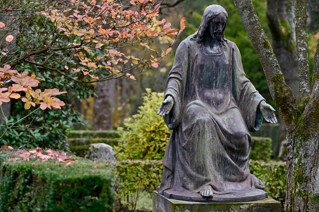 Der Totensonntag oder Ewigkeitssonntag ist in den evangelischen Kirchen in Deutschland und der Schweiz ein Gedenktag für die Verstorbenen.Totensonntag ist ein gesetzlicher Feiertag. Trauer,Gedenken an die Toten und Verstorbenen,Friedhof,Grableuchten,Kerzen,Gräber,Grabsteine,Grabschmuck,Grabgestecke,fotografiert am 17.11.2019. Â *** The Sunday of the Dead or Eternity Sunday is in the Protestant churches in Germany and Switzerland a commemoration day for the deceased Sunday of the Dead is a legal holiday mourning, remembrance of the dead and deceased, cemetery, grave lights, candles, graves, gravestones, grave ornaments, grave arrangements, photographed on 17 11 2019 Â