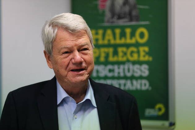 Wolfgang Wieland (ehemaliger Senator für Justiz in Berlin) vor Beginn der Auszählung der Urabstimmung von Bündnis 90 Die Grünen zum Koalitionsvertrag mit SPD und CDU, Grünen-Landesgeschäftsstelle, Potsdam, 18. November 2019. Brandenburg: Urabstimmung von Bündnis 90 Die Grünen zum Koalitionsvertrag *** Wolfgang Wieland former Senator for Justice in Berlin before counting the ballot of Bündnis 90 Die Grünen on the coalition agreement with SPD and CDU, Green Regional Office, Potsdam, 18 November 2019 Brandenburg Ballot of Bündnis 90 Die Grünen on the coalition agreement