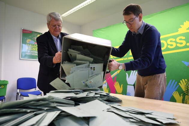 Bilder des Jahres 2019, News 11 November News Themen der Woche News Bilder des Tages Wolfgang Wieland (ehemaliger Senator für Justiz in Berlin) und Ulli Reichardt (Assistent der Geschäftsführung), v.l., öffnen eine Wahlurne vor Beginn der Auszählung der Urabstimmung von Bündnis 90 Die Grünen zum Koalitionsvertrag mit SPD und CDU, Grünen-Landesgeschäftsstelle, Potsdam, 18. November 2019. Brandenburg: Urabstimmung von Bündnis 90 Die Grünen zum Koalitionsvertrag *** Wolfgang Wieland former Senator for Justice in Berlin and Ulli Reichardt management assistant , v l , open a ballot box before counting the ballot of Bündnis 90 Die Grünen on the coalition agreement with SPD and CDU, Grünen Landesgeschäftsstelle, Potsdam, 18 November 2019 Brandenburg Ballot of Bündnis 90 Die Grünen on the coalition agreement