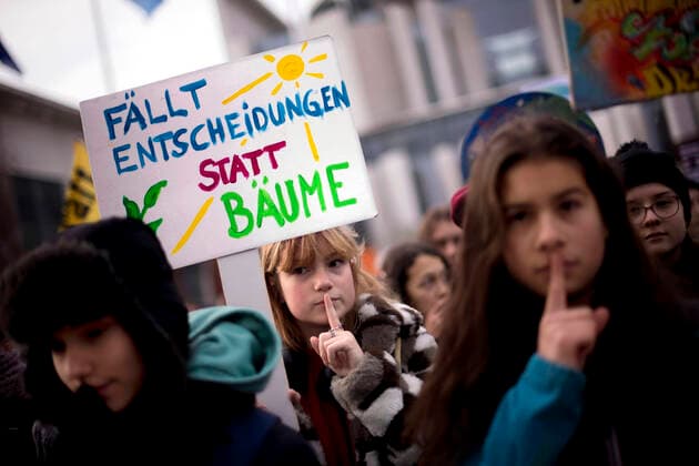 FridaysForFuture Climate-Protest DEU, Deutschland, Germany, Berlin, 15.11.2019 Demonstrantin mit Schild Stoppt Das Geschwaetz Artenschutz ins Grundgesetz auf der Demonstration von Schuelerinnen und Schueler der weltweiten Bewegung FridaysForFuture unter dem Motto Wir Streiken Bis Ihr Handelt vor dem Kanzleramt in Berlin. Die Schueler und Studenten protestieren und streiken fuer einen radikalen Wandel der Klimapolitik, den Klimaschutz, der Einhaltung des 1,5-Grad-Ziels und dem Ausstieg aus der Kohlepolitik. Student Environmental activists with sign during the worldwide movement FridaysForFuture, Fridays for Future, or Global Strike for Future climate protest, in front of the Chancellery Office in Berlin, Germany. The protest is in favour for a radical climate change, against coal-based energy policy and the failure of older generations to