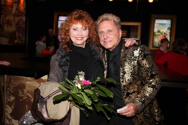 Regina Thoss und Hans-Jürgen Beyer bei der Aufzeichnung der TV Show Wiedersehen der Ostlegenden im Boulevardtheater. Dresden, 13.11.2019 *** Regina Thoss and Hans Jürgen Beyer at the recording of the TV show Wiedersehen der Ostlegenden at the Boulevardtheater Dresden, 13 11 2019 Foto:xM.xWehnertx xFuturexImage