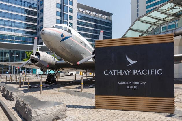 Cathay Pacific City Zentrale Douglas DC-3 Flugzeug Flughafen Hong Kong Hong Kong, China - 20. September 2019: Ein Douglas DC-3 Flugzeug mit dem Kennzeichen VR-HDA vor der Cathay Pacific City auf dem Flughafen Hong Kong (HKG) in China.