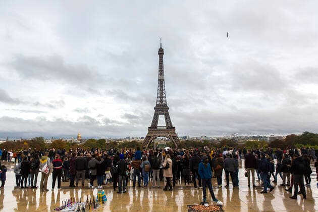 Der Eiffelturm ( La Tour Eiffel ) ist ein 324 Meter hoher Eisenfachwerkturm in Paris. Er steht im 7. Arrondissement am nordwestlichen Ende des Champ de Mars ( Marsfeld ), nahe dem Ufer der Seine. Eiffelturm
