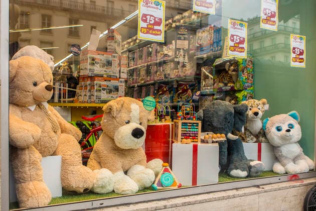 Teddybären sind hinter einem Schaufenster in Paris ( Frankreich ) zu sehen. Ein Teddybär, auch Teddy oder regional Knuddelbär, ist ein populäres Kuscheltier. Es handelt sich um die stilisierte flauschige Miniatur-Nachbildung eines Bären mit meist brauner, beiger oder goldener Fellfarbe. Teddybären