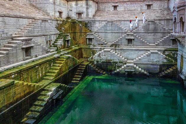  Drei Männer gehen die Treppe hinunter beim Toorji Ka Jhalra in Jodhpur, Rajasthan, Indien, Asien *** Three men go down the stairs at Toorji Ka Jhalra in Jodhpur, Rajasthan, India, Asia Copyright: imageBROKER/KimxPetersen iblkip05078668.jpg