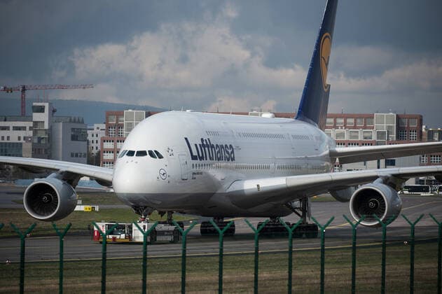 Flughafen Frankfurt am Main 19.11.2019 Frankfurt x1x Flughafen Frankfurt, Blick von der Aussichtsplattform Zeppelinheim. Im Bild: Eine Maschine der Deutschen Lufthansa (Airbus A380-800, D-AIMF) wird von einem Schlepper über das Rollfeld gezogen. Frankfurt Frankfurt Hessen Germany