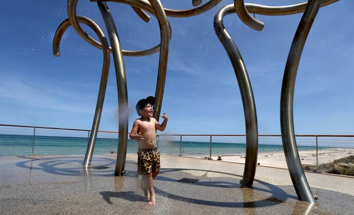 HOT WEATHER ADELAIDE, Jordan aged 5, plays in water fountains at Henley Beach during hot weather in Adelaide, Wednesday, November 20, 2019. More than 100 schools will be closed in South Australia today, as much of the state braces for catastrophic fire danger conditions. ( NO ARCHIVING, EDITORIAL USE ONLY, NO USE IN BOOKS WITHOUT CONSENT ADELAIDE SA AUSTRALIA  Copyright: xKELLYxBARNESx 20191120001433717124