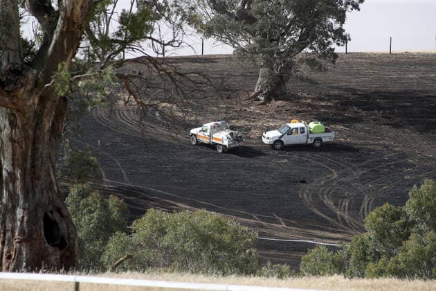 ANGASTON BUSHFIRE SA, CFS crews mop up a fire in a paddock in Angaston in the Barossa Valley, Wednesday, November 20, 2019. More than 100 schools will be closed in South Australia today, as much of the state braces for catastrophic fire danger conditions.( NO ARCHIVING, EDITORIAL USE ONLY, NO USE IN BOOKS WITHOUT CONSENT ADELAIDE SA AUSTRALIA  Copyright: xKELLYxBARNESx 20191120001433753598