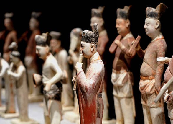 (191120) -- ZHENGZHOU, Nov. 20, 2019 -- Music-playing figurines are on display during an exhibition on music and dancing along the ancient Silk Road in Zhengzhou, central China s Henan Province, on Nov. 19, 2019. More than 280 artifacts dating back to ancient China s Han, Tang, Song and Yuan dynasties are on display during the exhibition. ) CHINA-ZHENGZHOU-SILK ROAD-EXHIBITION (CN) LixAn 